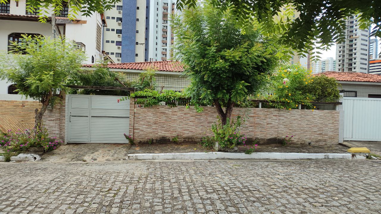 Casa situada no bairro do Brisamar com uma localização excelente &#8211; com 3 quartos, sendo uma suíte.