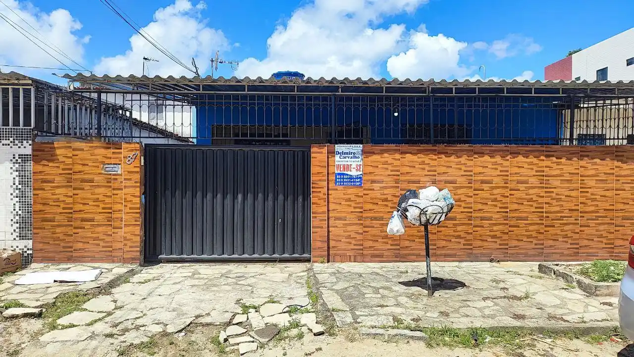 Casa no Cuiá com 3 quartos, sendo 1 suíte, e piscina nos fundos. (10×30)