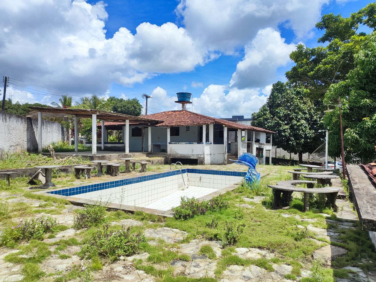 Chácara no Conde (Utinga) com 2 hectares, casa com alpendre, toda murada e área de lazer.