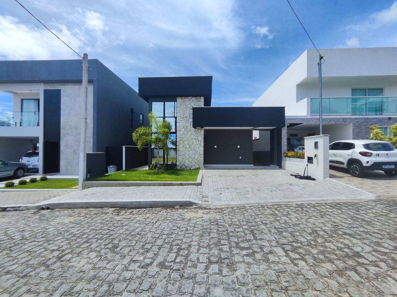 Casa térrea no Condomínio Geisel Privê, com 3 quartos, incluindo uma suíte e piscina.