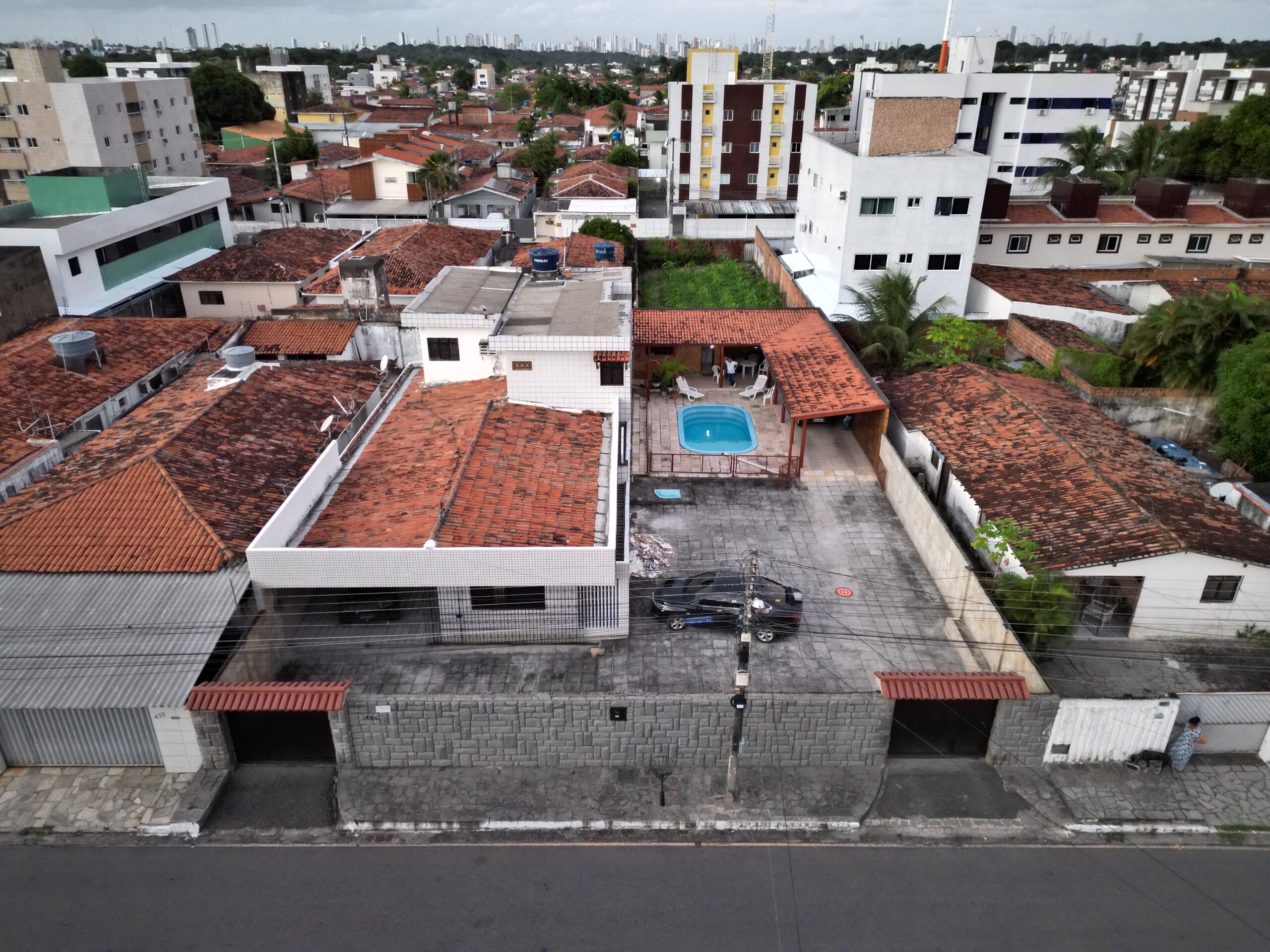 Residência única: Casa espaçosa no Cristo com área de lazer e 329,02 m²construídos! (20&#215;30)